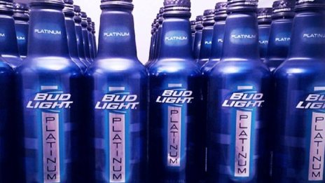 Ще може ли една лъскава бутилка да съживи Bud Light?