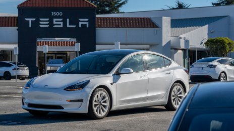 По-слабият интерес към Model 3 е в основата на спада в продажбите на Tesla в Калифорния