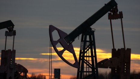 Добивът на ОПЕК+ изостава с над 560 млн. барела от договорените количества