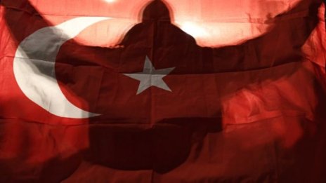 Две българки и британец са задържани по подозрения в тероризъм в Турция