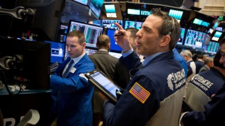 Dow изтрива над 400 пункта и се насочва към най-големия си дневен спад от юли*