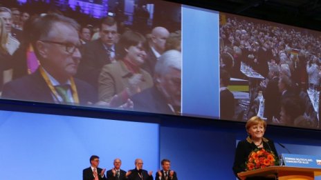 Меркел: Еврото не просто трябва да оцелее, а да излезе от кризата по-силно