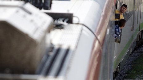 Най-натоварените крайградски влакове ще пътуват на по-кратки интервали