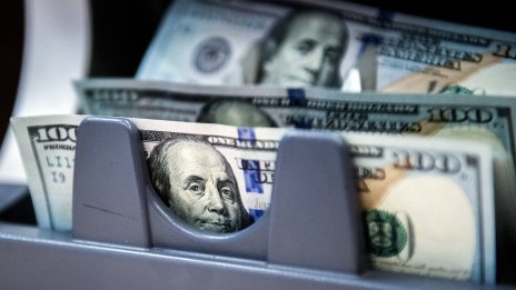 Пропастта между заплащането на работниците и изпълнителните директори упорито расте
