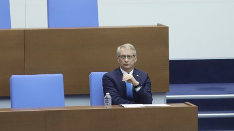 Центровете за бежанци у нас са запълнени наполовина, обяви премиерът