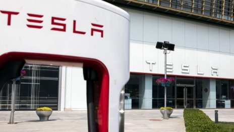 Tesla ще прати повечето си служители в САЩ по домовете