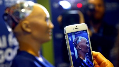 Робот привлече близо 12 хил. нови клиенти към датска банка за половин година