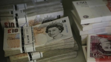 Паундът се срина с 6% само за две минути