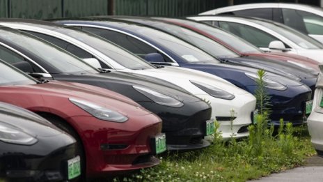 Tesla е изнесла едва 60 коли от Китай през март заради силното местно търсене