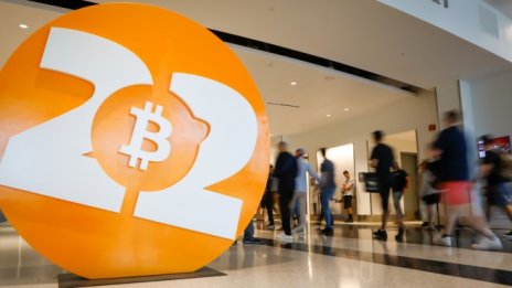 Шеметният ентусиазъм на бляскавата биткойн конференция в Маями