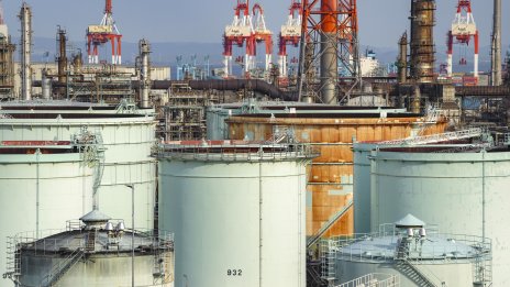 Петролът леко поскъпва въпреки несигурните икономически перспективи*