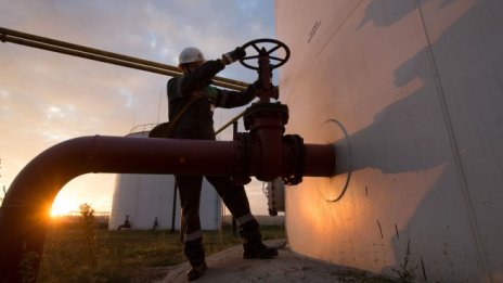 Петролът поевтинява, докато инвеститорите осмислят решението на ОПЕК+*