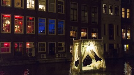 Амстердам започва трансформация на квартала на Червените фенери