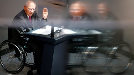 Шойбле иска контрол над големите разплащания в брой