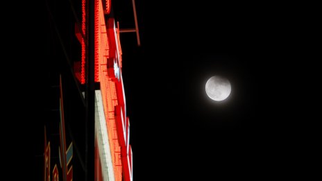 Световните сили отново поглеждат със стремеж и апетит към Луната