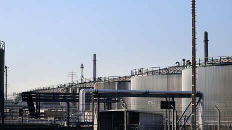 Петролът поевтинява насред опасения от влошаване на пандемичната обстановка*