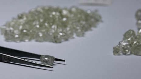  De Beers реализира най-голямото понижение в цените на диамантите от години