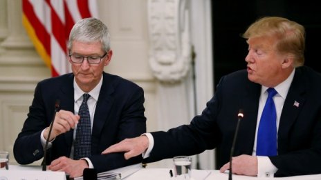 Тим Кук и цената на близостта с Доналд Тръмп