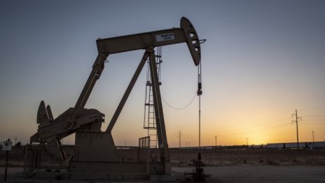 Затягането на паричната политика понижава цената на петрола*