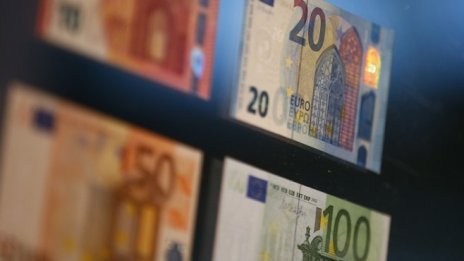 Еврото успя да ограничи загубите си спрямо долара