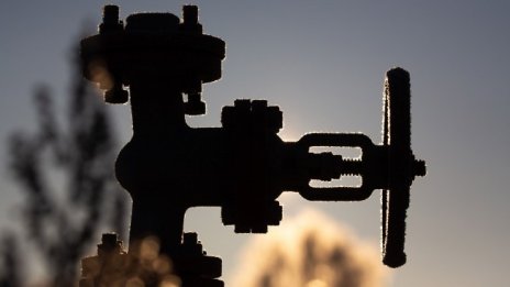 Петролът поскъпва с над 3%, подкрепен от решението на ОПЕК*