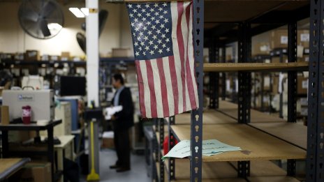 Заявленията за помощи при безработица в САЩ намаляват, производствените цени растат