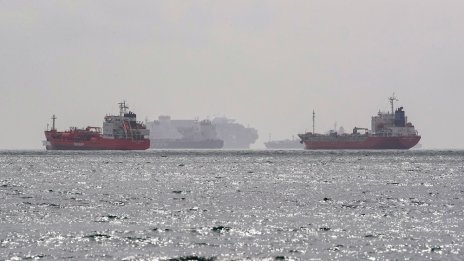 Една година по-късно - постига ли таванът на цената на руския петрол целите си?