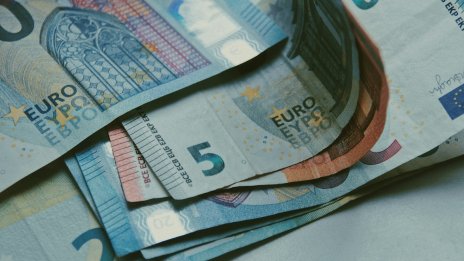 Еврото стигна тазгодишно дъно, златото удари нов рекорд