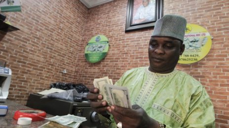 Нигерийската валута поскъпва за втори ден, след като пропадна с 30% в понеделник