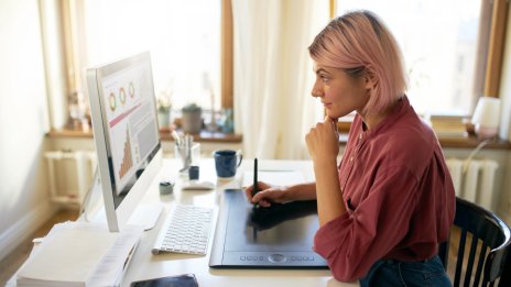 Половината от хората, които използват AI в работата си, не му се доверяват