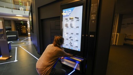 SAP вдига финансовата си прогноза за трети път тази година