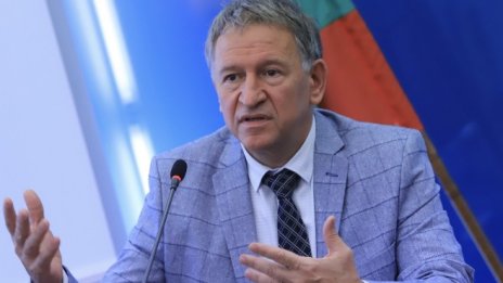 Кацаров: Търсете решения на проблемите в здравеопазването извън COVID