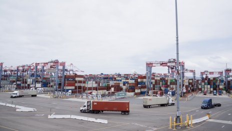 Търговският дефицит на САЩ се свива през юни до най-ниско ниво от три месеца 