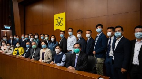 Опозиционните депутати в Хонконг подадоха оставки в знак на протест 