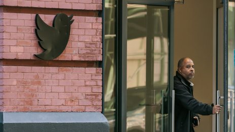 Два дни след съкращенията: Twitter моли уволнени служители да се върнат на работа