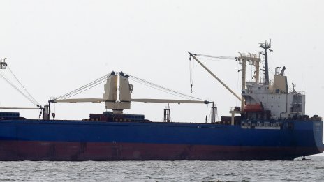 Йеменски бунтовници хуси са отвлекли товарен кораб с българи на борда в Червено море