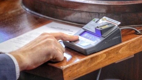 Достъпът до парламента ще е със зелен сертификат, реши правната комисия