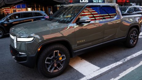 Цената на акиите на Rivian падна под нивото им от нейното IPO