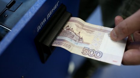 Руснаците се научиха да живеят под санкции и се справят и без SWIFT и Revolut