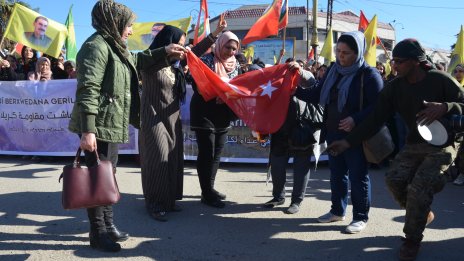 Турция проведе въздушни атаки срещу кюрдски милиции