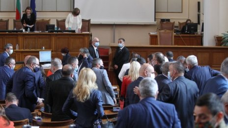 Депутатите задължиха кабинета в оставка да се яви в парламента
