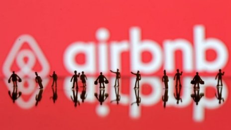 Airbnb съкращава една четвърт от служителите си