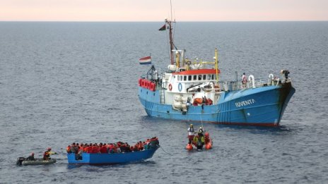 Броят на пристигнали по море в Европа през 2017 г. мигранти спада наполовина 