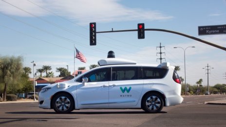 Автономното такси на Waymo вече таксува пътниците