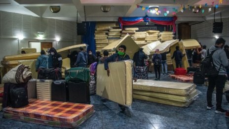 Защо почнахме отново да държим пари под дюшека?