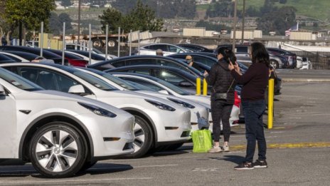 Продажбите на нови коли в САЩ се насочват към 10-годишно дъно