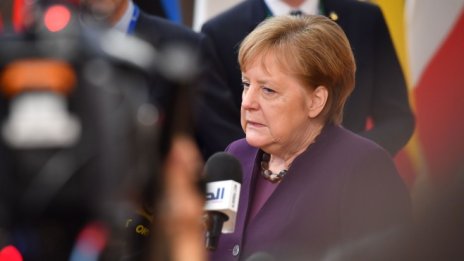 Партията на Меркел търси изход от кризата след разгрома в Хамбург