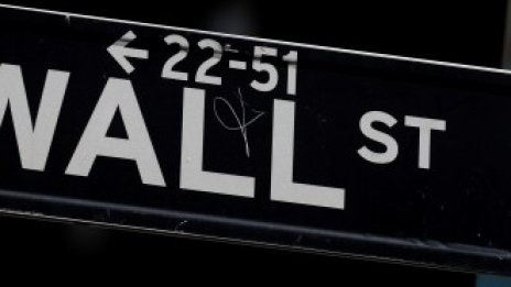 И трите водещи индекса на Wall Street започват седмицата надолу с над 2,5%*