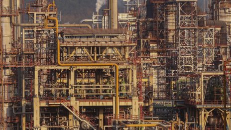 Петролът поскъпва, докато инвеститорите осмислят рисковете пред предлагането*