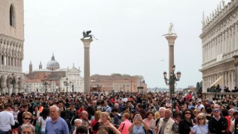 Ще се засилват ли мерките срещу туристи с непристойно поведение